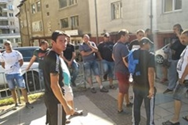 Шофьори на джипове пред полицията в Дупница СНИМКИ: Авторката