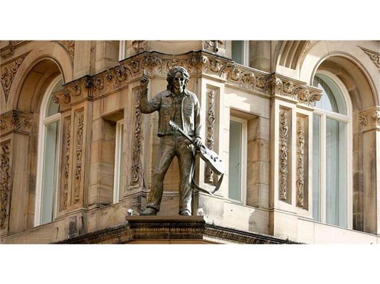 Статуя на Джон Ленън украсява фасадата на хотел в Ливърпул.
