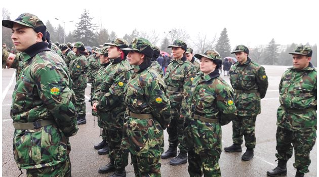 С официална церемония в Националния военен университет "Васил Левски" бяха приети първите 94 резервисти, които ще служат 6 месеца в доброволната казарма.
