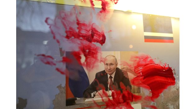 Червена боя е размазана върху портрет на Путин по време на протест в Букурещ срещу войната в Украйна.
СНИМКА: РОЙТЕРС
