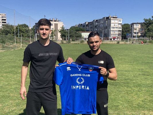 Иван Ангелов (вляво)  получи екипа си от спортния директор на "Спартак" (Пловдив) Денис Хасан.