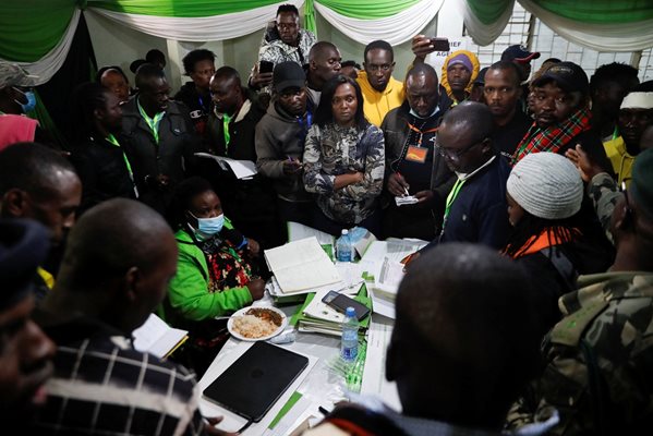 Политици от различни партии са наобиколили представители на комисията по изборите в Найроби.
СНИМКА: РОЙТЕРС