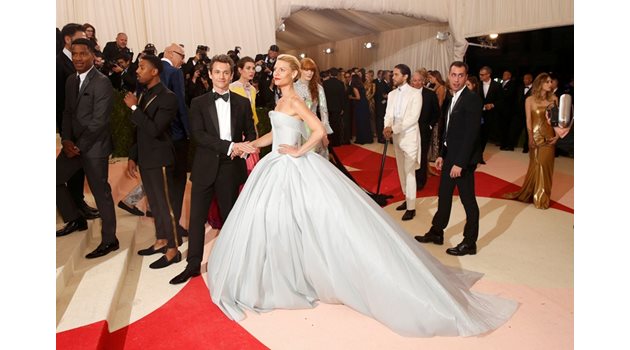 Актрисата Клеър Дейнс събра погледите на всички и одобрителните коментари за роклята си в стил Пепеляшка на бала.