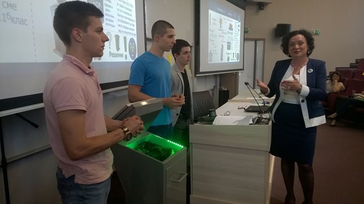 Екоминистърът Ивелина Василева пожела на учениците да патентоват смарткошчето и да го внедрят в производство. Прототипът ще бъде изложен в екоминистерството.