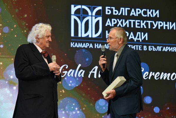 Георги Лозанов приема награда за цялостно творчество от името на баща си арх. Лозан Лозанов