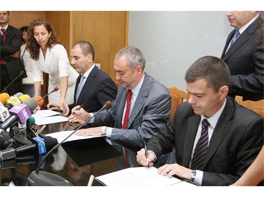 Вътрешният министър Цветан Цветанов (крайният вляво), главният прокурор Борис Велчев (в средата) и шефът на ДАНС Константин Казаков подписват документите за създаването на новото звено.
СНИМКА : АНДРЕЙ МИХАЙЛОВ
