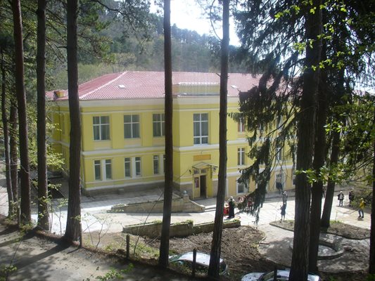В обновената сграда на манастира ще живеят и служат 6 монаси, тук ще бъде изграден и Център за православно наследство. 