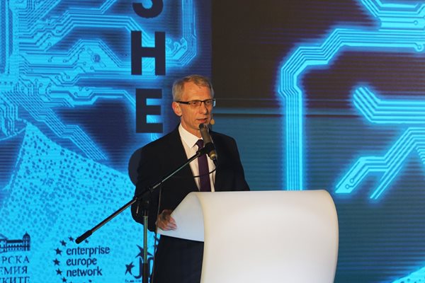 Министрите на образованието Николай Денков и на иновациите Даниел Лорер откриха форума “Наука за бизнес”.
