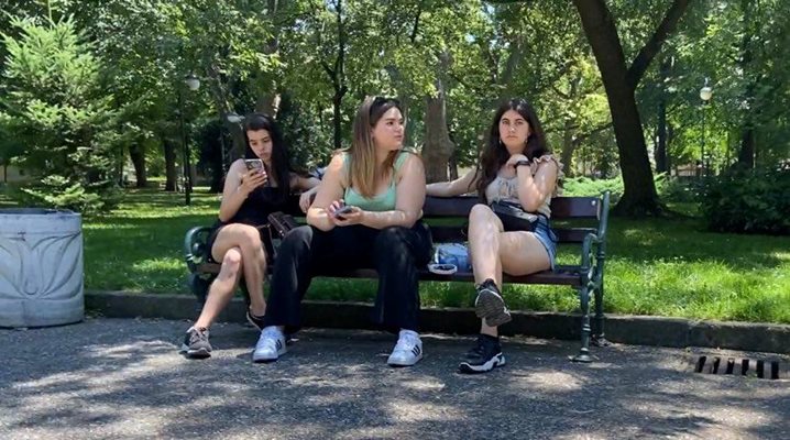 Девойки потърсиха сенчеста пейка в парка.
