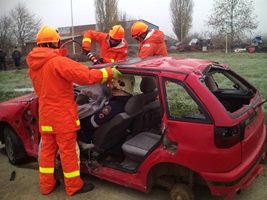 Пожарникари спасяват от пламъците горящ автомобил