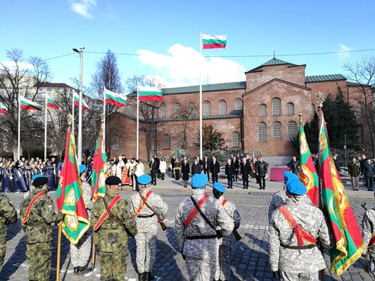 Държавният глава уважи церемонията по освещаването на бойните знамена