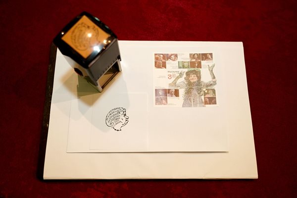 Пощенската марка „100 години от рождението на Стоянка Мутафова“