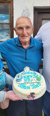 Иван Раев с празничната торта за 99-ия рожден ден