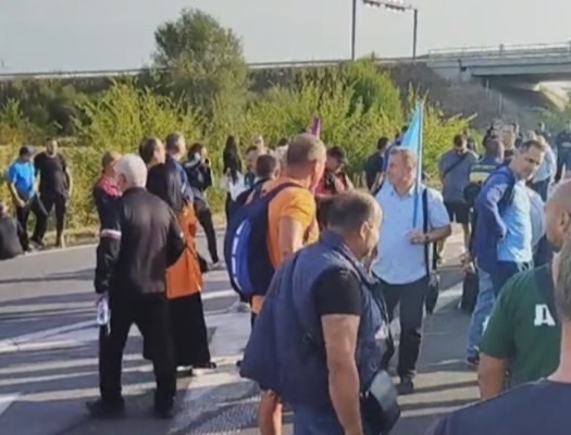 Румънски шофьор опитал да пробие веригата от протестиращи на "Струма"
