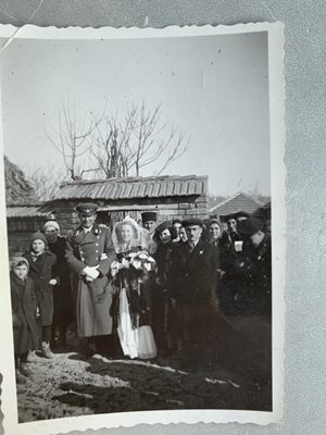 Снимка от сватбата на майор Павлов.