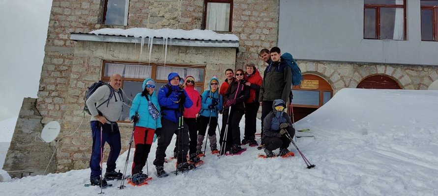 Първите туристи се подписаха в защита на хижа "Македония". СНИМКА: Фейсбук хижа "Македония"