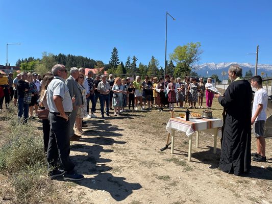 Първа копка и водосвет за здраве на обществената баня в село Баня. СНИМКИ: Община Разлог