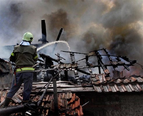 Мъж бере душа след пожар в дома му