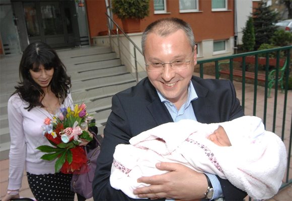 Сергей и Моника при изписването на дъщеричката им Дария преди две години. 

