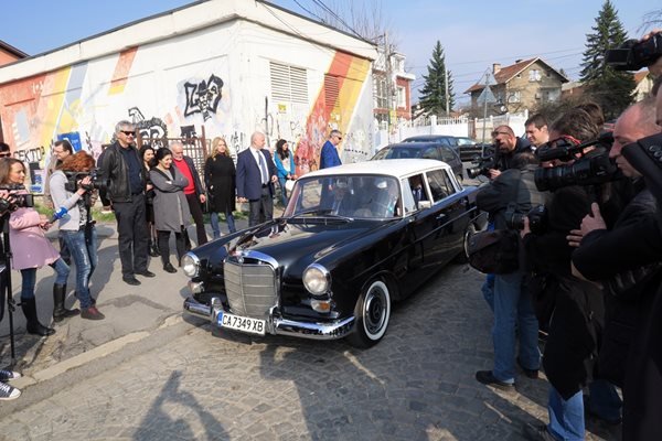 Борисов пристига с мерцедес , за да гласува в неделя сутринта.