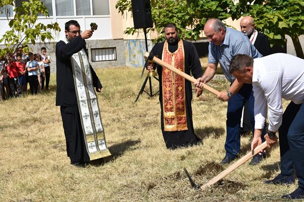 Кметът Камбитов даде старт на строежа на нова спортна площадка.
