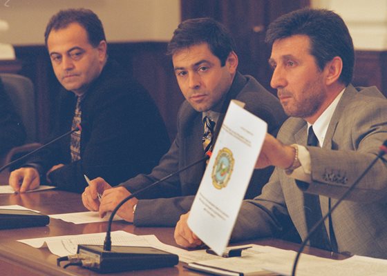 Ген. Атанас Атанасов (вляво) и ген. Кирил Радев (вдясно) дават нарочна пресконференция в МС на 15 декември 1999 г. за доклада за корумпираните във властта.