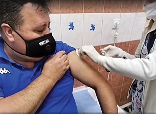 Председателят на общинския съвет в Сандански Николай Шаламандов бе сред първите ваксинирани. СНИМКА: VOX64