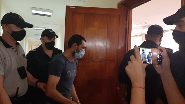 Задържаният Йовчо Стоянов в Бургаския апелативен съд. Снимки Авторката