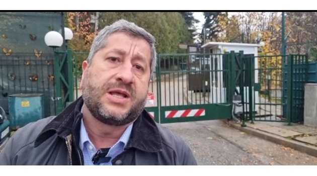 Христо Иванов се включи на живо във фейсбук от входа на резиденция “Бояна”, за да покаже, че в нея не се влиза свободно.