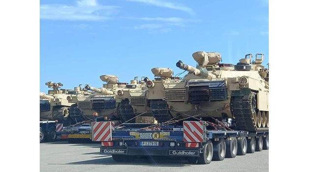 Танковете са натоварени на тирове. Снимки: Авторът