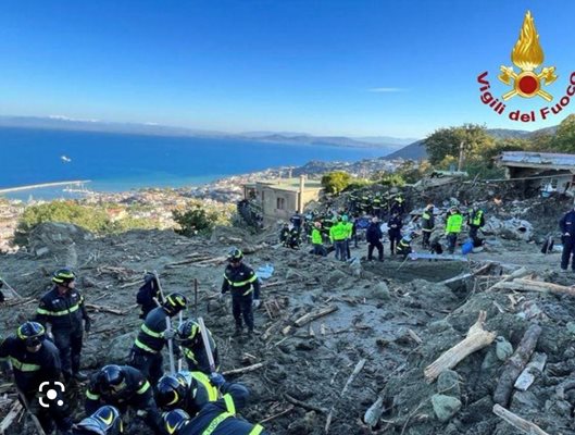 Италиански пожарникари участват в спасителната операция на остров Иския.
Снимка:Архив