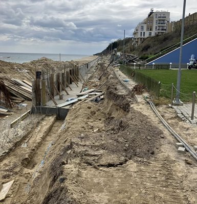 Силните зимни бури подкопаха крайбрежната алея в Обзори и тя се изгражда наново.