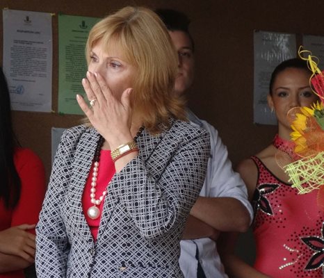 Директорката на ЕГ "Иван Вазов" Мариана Димитрова често бърса сълзи, трогната от изпълненията на своите ученици СНИМКИ: РАДКО ПАУНОВ