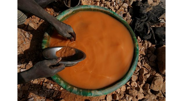 Мъж промива злато в пластмасов леген в нелицензирана мина край град Доропо в Кот д'Ивоар.  СНИМКА: РОЙТЕРС