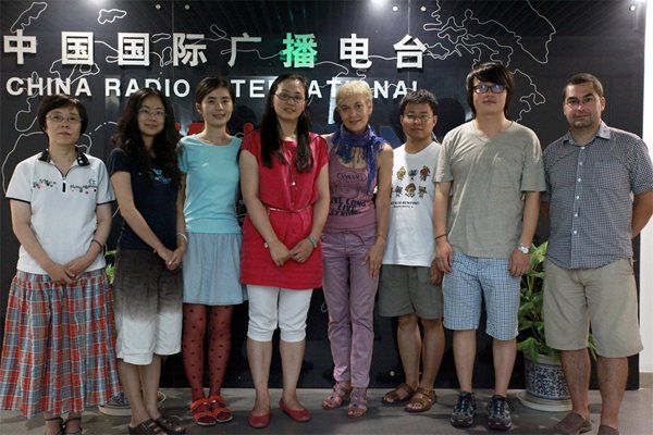 Екипът на бългаската редакция на “Чайна радио интернешънъл” - втори от дясно на ляво е журналистът Лиу Сумин, четвърта е Румяна Тонева.