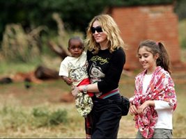 Мадона с осиновения си син Дейвид Банда от Малави и със собствената си дъщеря Лурдес.