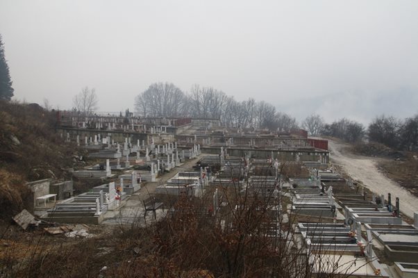 Общината в Смолян терасира с бетонни площадки стръмни терени на най-големия гробищен парк “Беклийца” заради недостиг на гробни места.  СНИМКА: ВАЛЕНТИН ХАДЖИЕВ