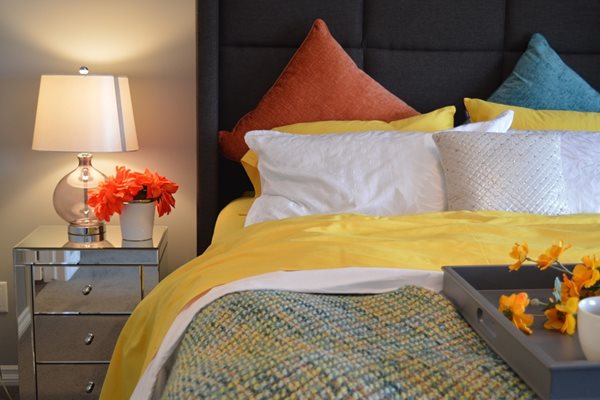 Дори и малкият жълт акцент прави спалнята слънчева Снимки pixabay.com