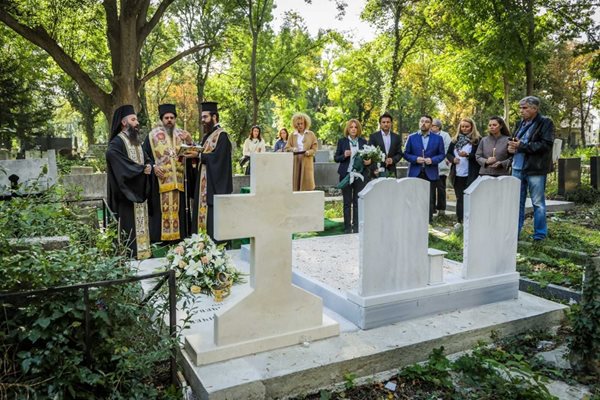 Йорданка Фандъкова открива надгробната плоча на Яна Язова. 
СНИМКИ: АДЕЛИНА АНГЕЛОВА