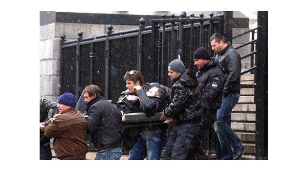 Охранители изнасят ранения Златомир Иванов от Съдебната палата на 29 януари 2013 г.
СНИМКА: АРХИВ