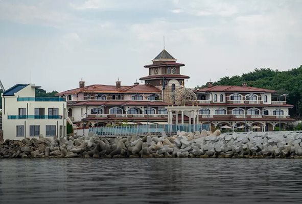 Ахмед Доган прекарва летата в луксозния морски палат в “Росенец”. Там бе и последната му среща с актива на ДПС, на която Делян Пеевски бе изключен.