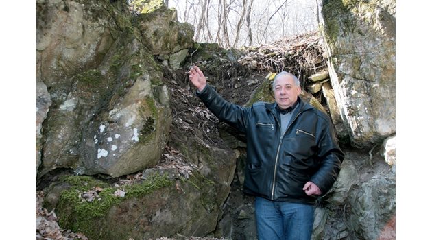 ДУХ: Археологът Петър Калчев показва медните мини в Стара Загора и как пръстта е била връщана обратно, за да не бъде обидена майката Земя.