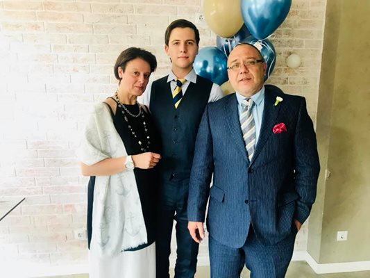 Внукът на Емил Димитров с родителите си