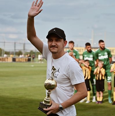 Тодор Неделев с наградата "Футболист на футболистите".