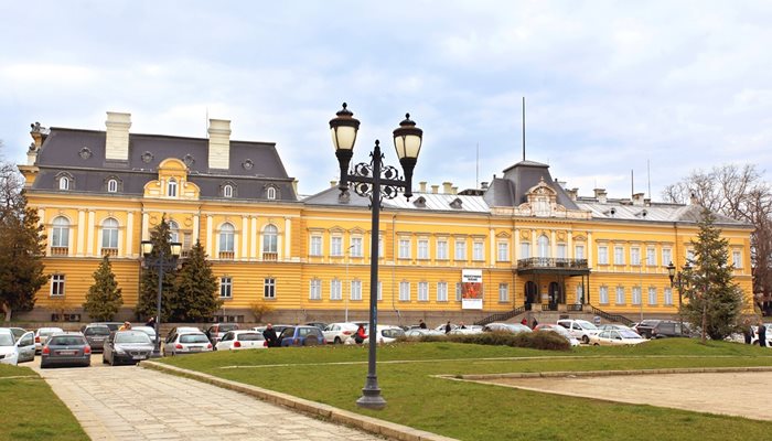 Сградата на някогашния царски дворец е трябвало да бъде съборена, за да се осигури място за палата на Държавния съвет.