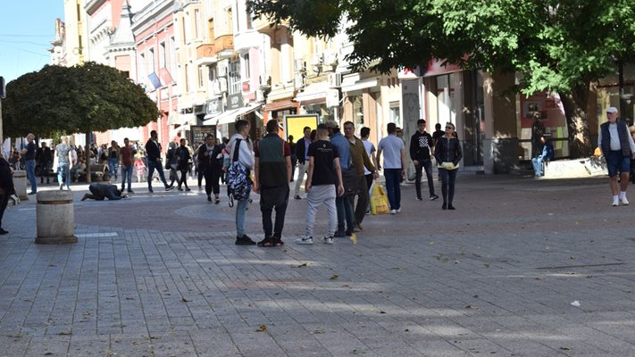 Главната на Пловдив в следобедните часове се изпълни с хора.