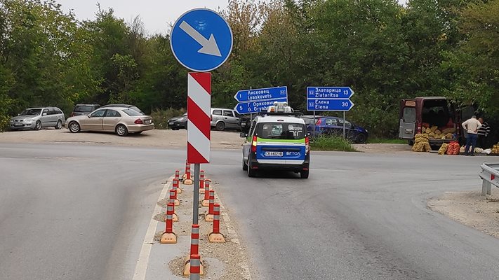 Делинеатори обезопасяват отбивката от пътя София-Варна към отсечката втори клас към  Лясковец и Миндя - Елена