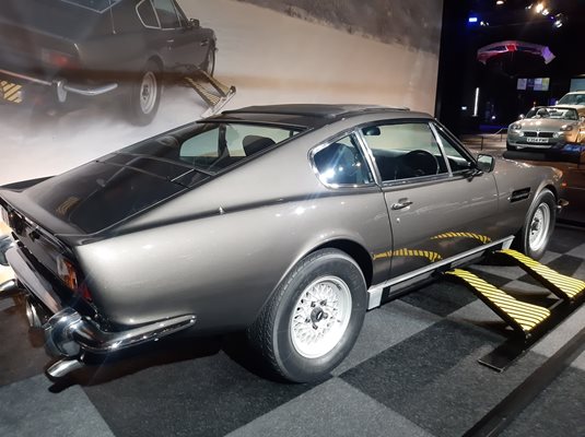 Aston Martin V8 Vantage Volante, който се появи във филма “Искрите от очите”. Колата е оборудвана с ракети, хед-ъп дисплей за прицелване, лазери, специални прибиращи се ски за шофиране на возилото на сняг и реактивен двигател.