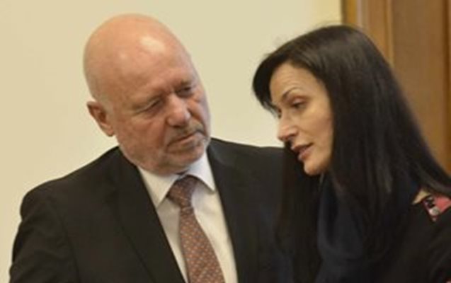 Тодор Тагарев и Мария Габриел разговарят напрегнато преди началото на заседанието на кабинета. СНИМКА: ЙОРДАН СИМЕОНОВ