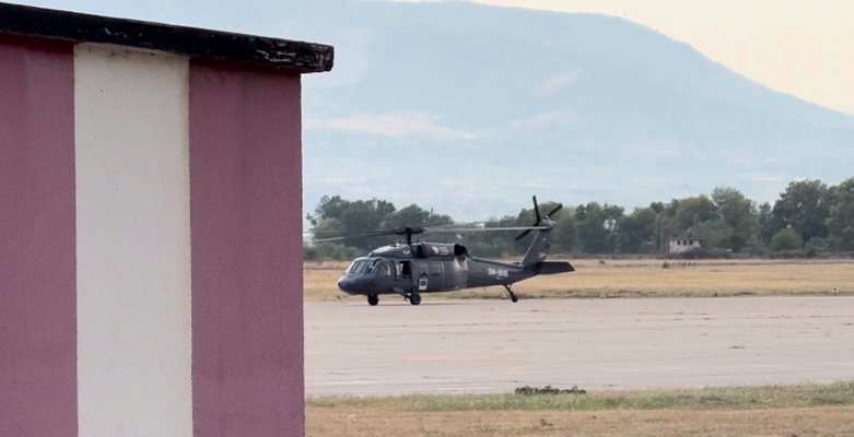 Кацна първият от двата вертолета на Чешките военни сили Кадър: БНТ